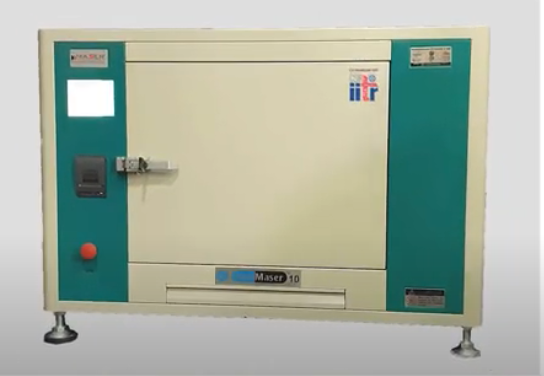 PIBMumbai's tweet image. .@CSIR_IITR has come up with 'OptiMaser', a microwave medical waste disinfection system

Can disinfect #N95Mask &amp;amp; PPE kit in just 10 minutes

Disinfects 25 PPE in a single run

#IndiaFightsCoronavirus 

Watch #COVID bulletin
👉youtu.be/fcuhfqnL9K0