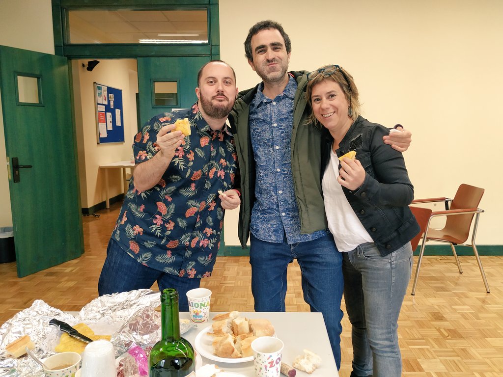IratiIciar's tweet photo. Ospakizunen momentuan ezin da distantzia soziala gorde, sentitzen dugu.
#ZientziaKeuskara #dreamteam
#kafepintxo https://t.co/1ao0QcV9ug