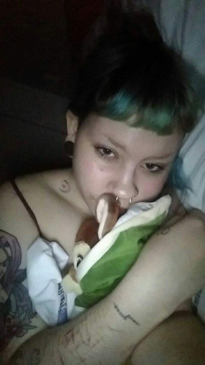 BlueMaylancholy's tweet photo. Je met un TW o cas ou
.
.
Ces quatre photos ont toutes été prises a des dates très différentes et pourtant elles ont toute pour point commun le fait que j'avais une addiction aux benzos.
Ça c'était quand j'en prenais encore.
(Mini) Thread https://t.co/ZmJ3OxALn3