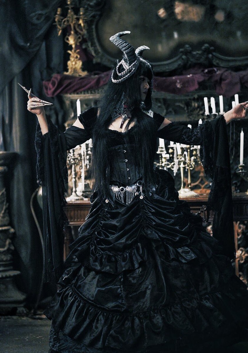 xQUEENDOMx's tweet photo. #画像フォルダの右を向いている画像と左を向いている画像を戦わせる

黒魔女vs白魔女大戦争 https://t.co/deKPGkaTg7