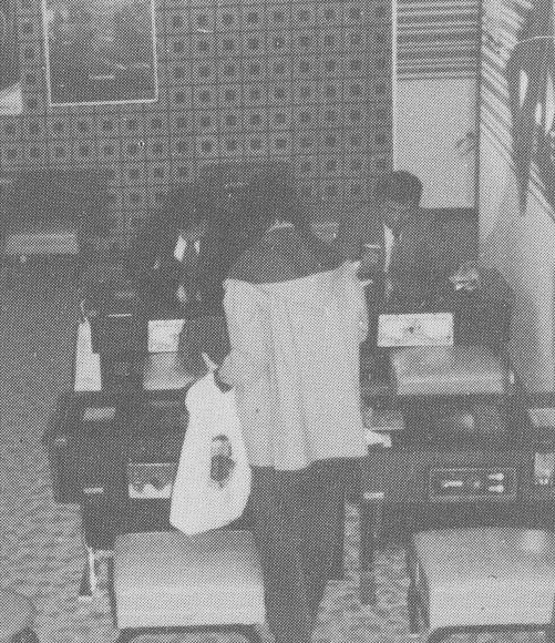 プレイシティ･ビッグキャロット新橋店（1981年4月10日）。東京都港区新橋駅前に1981年3月5日オープン。ビッグキャロット新橋店はB1Fと2Fというフロア構成で地下がビデオゲーム、中2Fがメダルゲームやフリッパー。写真は地下のもの。ナムコ社内報『もくば34号』より。 #ゲーセンを語ろう  #懐かしい写真