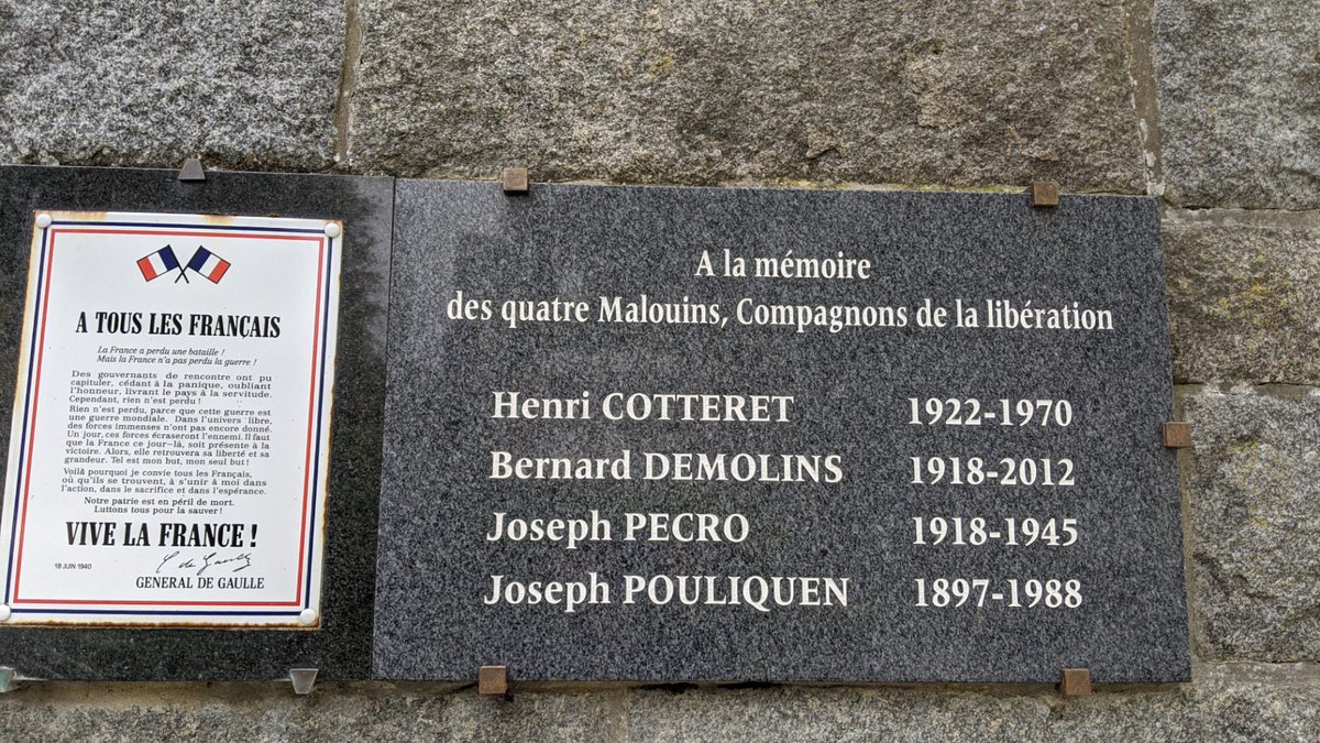 Avec le Commandant LEGALL devant  la plaque du souvenir Intramuros <a href="/VilleSaintMalo/">Ville de Saint-Malo</a>