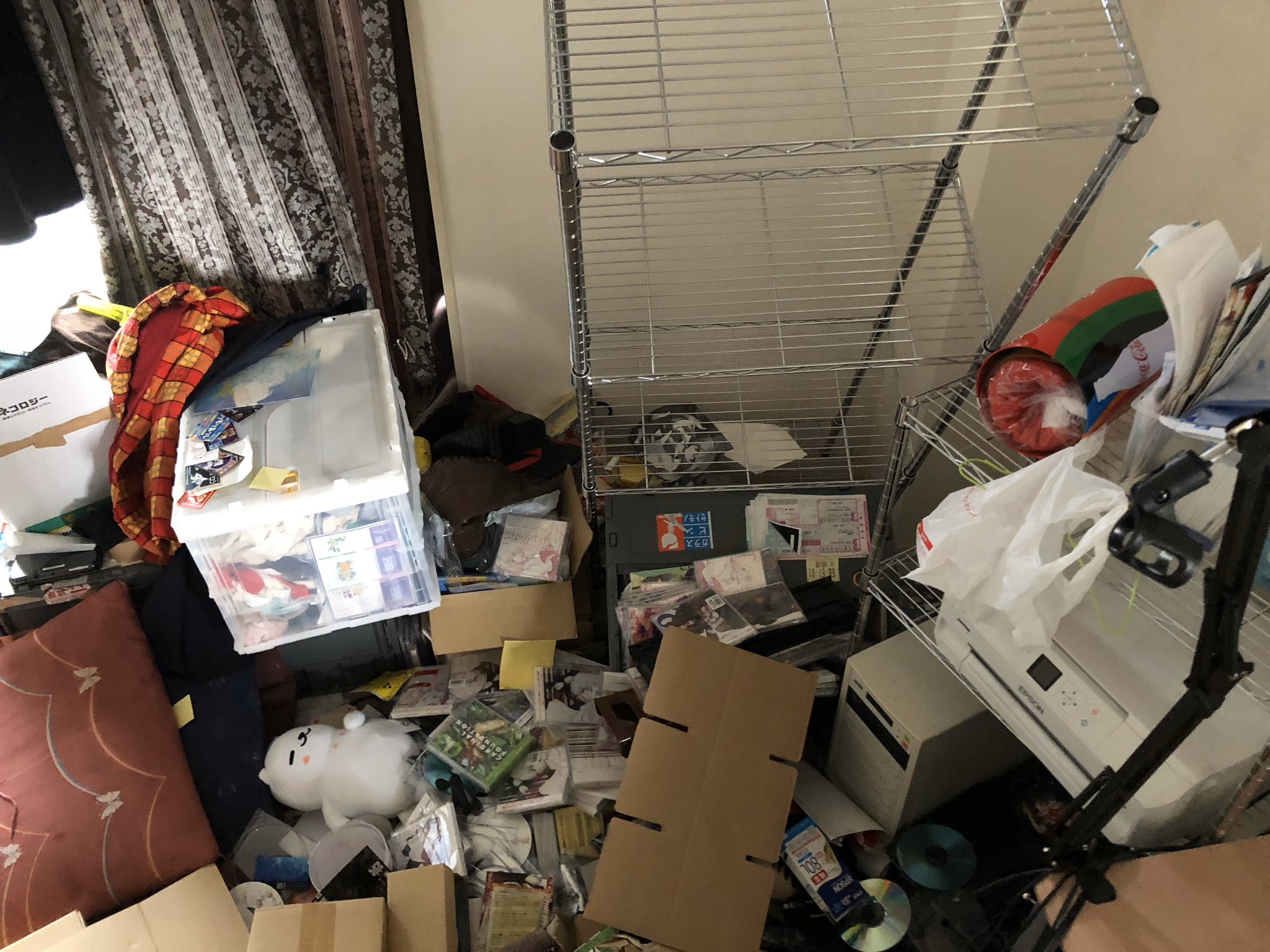 餅屋 大阪北部地震から2年ですが ここで地震当時ぐちゃぐちゃになった部屋 の様子をtwitterに上げたらちゃぶ台の上が無傷だからって理由で部屋が汚いだけと逆に叩かれた写真をどうぞ T Co Ramsm6wl5y Twitter