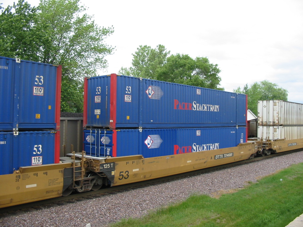 Commençons par la hauteur.Pour quoi les trains américains peuvent mettre deux containers l'un sur l'autre et pas nous?On appelle ça le "Double Stack".