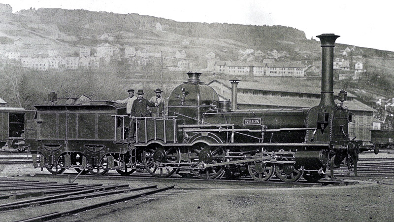 En Europe, les premiers trains avaient un gabarit qui reprenait à peu prés la taille d'un carrosse hippomobile. La cheminé de la locomotive en plus.