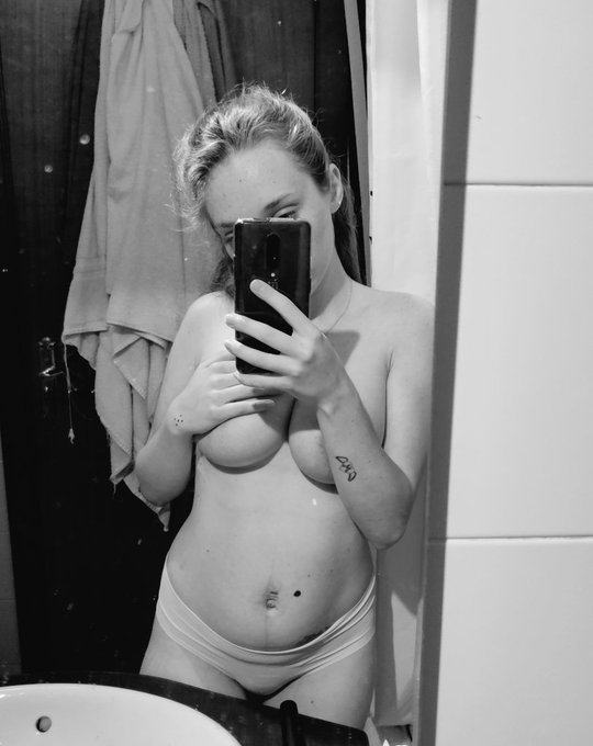 nueva foto en mi onlyfans🔥😈 20 dias post-parto💣 https://t.co/PiC9hhDYZV https://t.co/8v4vW3qMAP