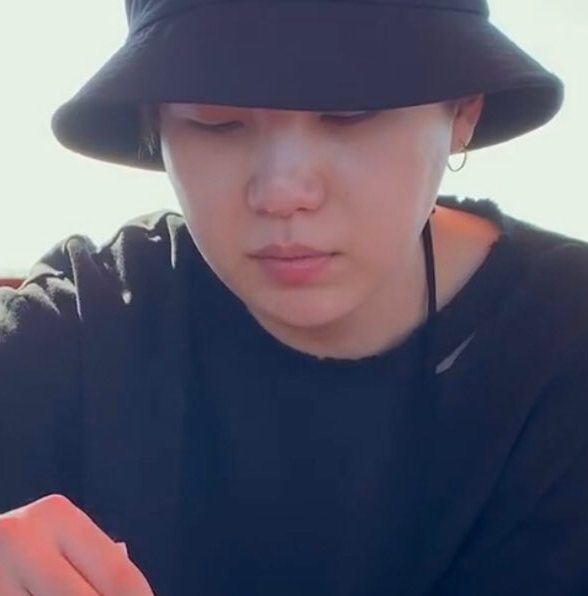 The fullest basket in the world - Yoongi's cheeks; a thread