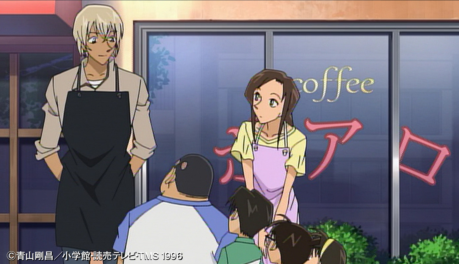 江戸川コナン ポアロがグルメ雑誌に紹介されたんだって でも この記事の梓姉ちゃん どうして猫を抱っこしてるの この猫 ポアロによくゴハンをもらいに来る 三毛猫の 大尉 だよね Tvアニメ 名探偵コナン デジタルリマスター版 招き三毛猫の事件