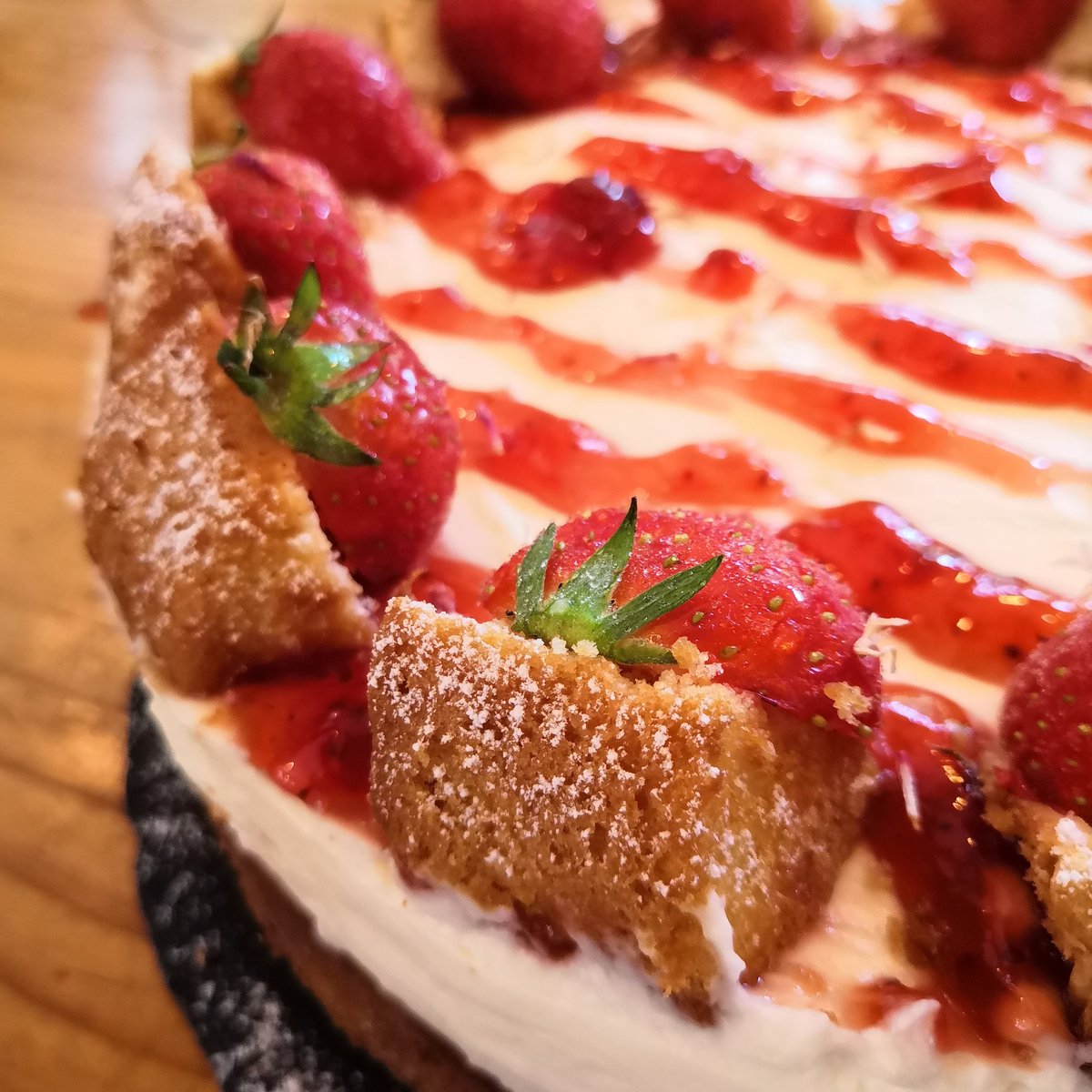 Today's special cake -
Strawberry Victoria Cheesecake Sponge 😋
. 
. 
. 
#strawberrycake #cheesecake  #cakeoftheday #cakestagram #strawberrycheesecake #feltcafebrimscombe #cotswoldcafe