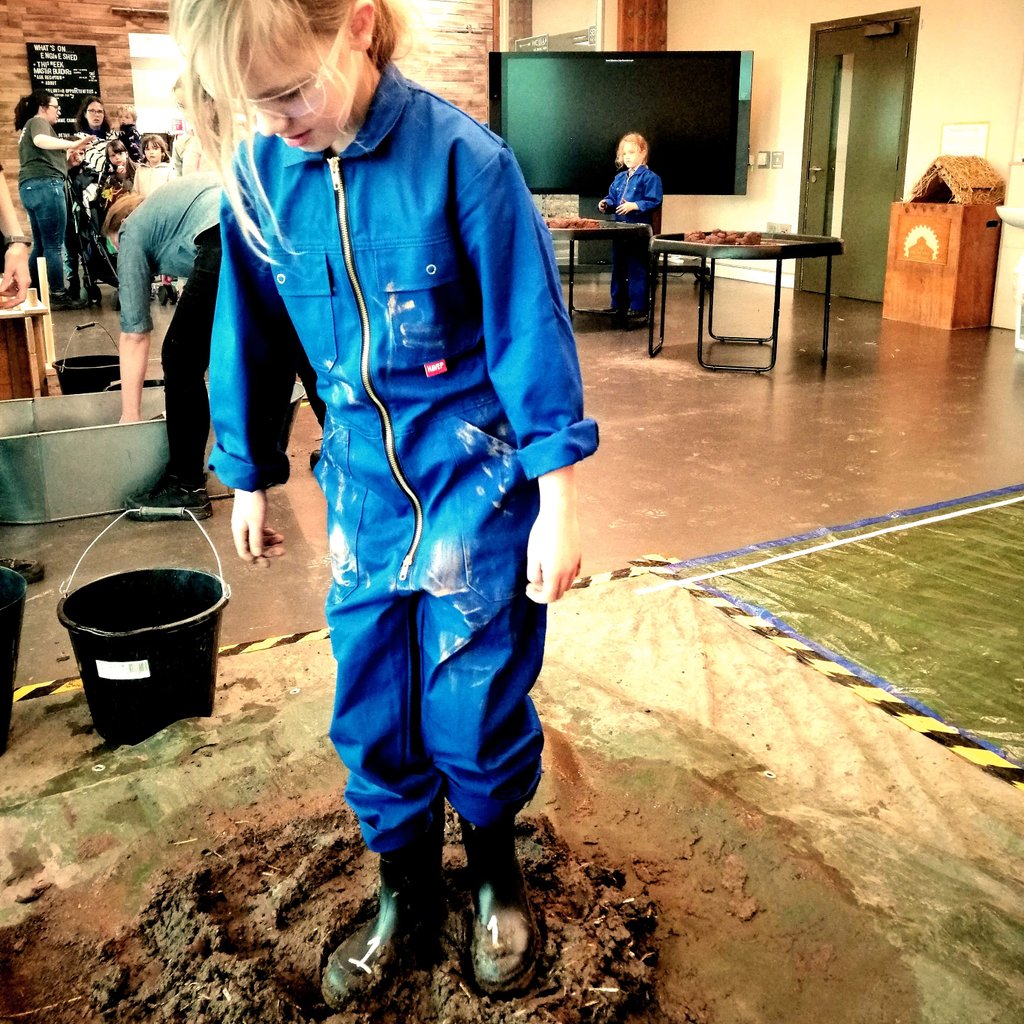 Earlier at <a href="/HESEngineShed/">The Engine Shed</a>, our girls training as mud-masons for their Master Builders certificate.⁠
#masterbuilders #mudwall #cob #naturalbuilding #traditionalbuilding #buildingconservation #Scotland
