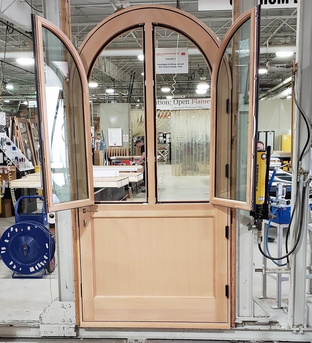 LoewenWindows's tweet photo. The Custom Shop team has provided us with another wonderful surprise; a round-top Santa Barbara door has two venting panels within the operating door panel! #loewen #loewenwindows #customdoors #santabarbaradoor #santabarbara #douglasfir #venting #terracedoor #roundtop #paneldoor https://t.co/qaTu4hDKQf
