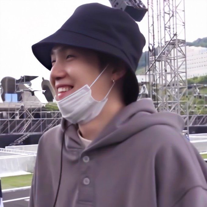 The fullest basket in the world - Yoongi's cheeks; a thread