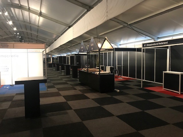 Vorig jaar rond deze tijd werkten wij nog met man en macht aan de opbouw van het VNG Jaarcongres. Wat hebben we daar een geweldig mooie locatie opgebouwd! Wij kunnen niet wachten tot we weer zo’n mooi evenement mogen opbouwen.

#TBT #geduldiseenschonezaak #samenwerking