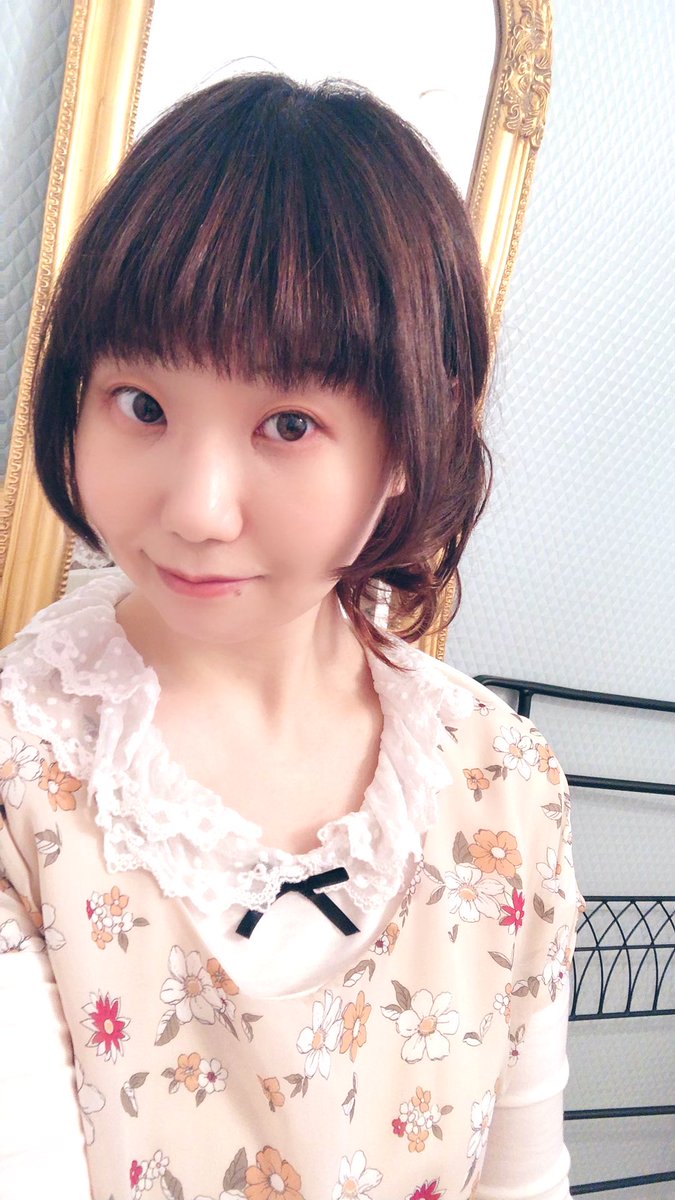Emiru Twitterren 梅雨で荒ぶる顔周りの髪を押さえ付け 宥めて触覚を生成し 軽く巻いて古雅に整えてくださった 美容師さん神様 何年か振りの はっきり短め重めの触覚 前髪の横部分 ですよー Emiru Twitterren 梅雨で荒ぶる顔周りの髪を押さえ付け 宥めて触覚を生成し 軽く巻いて古雅に整えてくださった 美容師さん神様 何年か振りの はっきり短め重めの触覚 前髪の横部分 ですよー