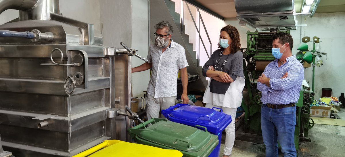 CatalinaClader1's tweet photo. Visitam @teixitsriera, una empresa familiar de Lloseta que des de fa 4 generacions fabrica les tradicionals teles de llengües. Des del @ConselldeMca i l'@imasmallorca agraïm la seva solidària aportació de mascaretes #Km0 durant la pandèmia de la #COVID19. Moltes gràcies Biel. https://t.co/aJZMu90nJr