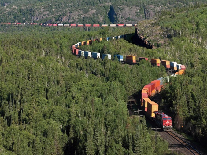 Maintenant, parlons longueur.Si il n'est pas rare de croiser des trains de plus de 3 km au USA, en France nous sommes bloqué à une longueur de train maximum de 750 m (850 dans certains cas).Pourquoi?