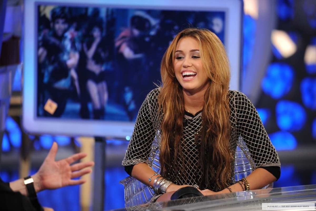 Miley promoting Can't Be Tamed on Spanish variety show El Hormiguero, 31st May 2010  #10YearsOfCantBeTamed