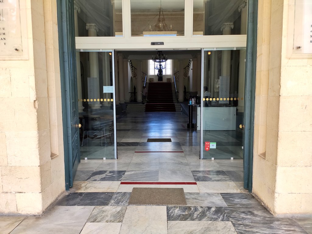 Les  #musées grecs doivent suivre un protocole très précis de désinfection. La climatisation est interdite. Les portes/fenêtres sont ouvertes en permanence pour créer des courants d'air. Port du masque obligatoire, aussi pour les visiteurs.  @RTSinfo