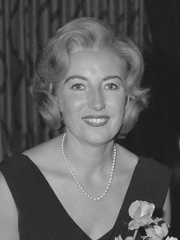 So very sad to hear that Dame Vera Lynn passed away today. She has been an inspiration to me in so many ways - not just because of her beautiful voice, but also her indomitable spirit. A true legend 
#veralynn #ripveralynn #RIPDameVeraLynn