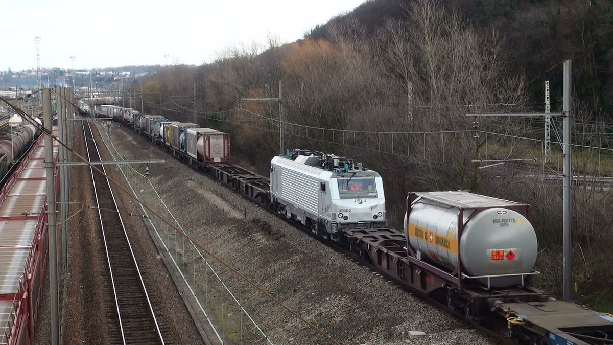 Il s& #39;agissait en fait de 2 trains de 750 mètres jumelés ensembles. La locomotive de tête pilotait celle du milieu.Mais cela resta au stade du prototype.Comme je l& #39;ai dit, sans voies de garages et de triages adaptés, impossible de faire circuler de tels trains.