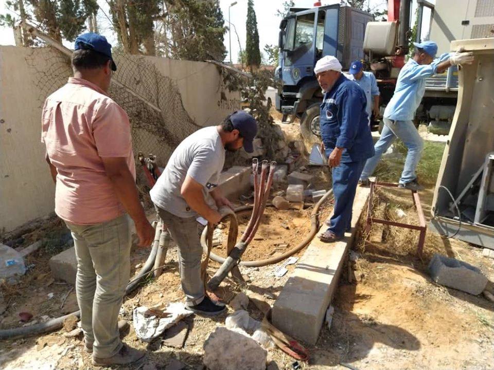 Aalkhraba's tweet photo. بحمد الله وتوفيقه ونتيجة لجهود فنيي ومهندسي إدارة التركيبات العامة التابعة للإدارة العامة للتوزيع ، تم الانتهاء من تركيب محطة جاهزة الرخام جهدة 11 ك.ف ، وشحن خط هوائي حجم 300 والتحميل عليه وإرجاع التيار الكهربائي لعدد من المنازل بمنطقة السدرة . https://t.co/CNNKVBUF4r