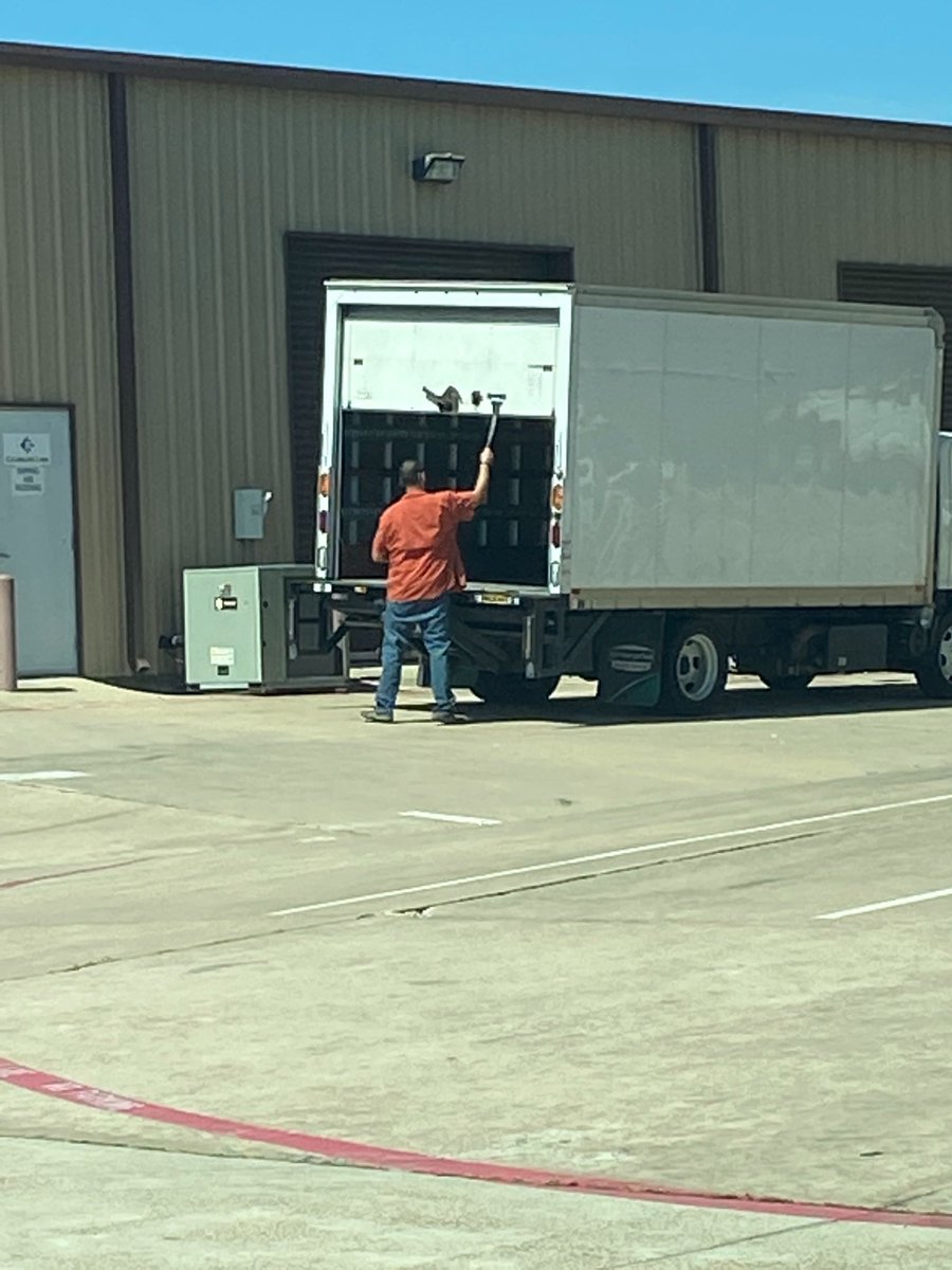 8/ After 40 minutes or so an Enterprise rental truck pulled up, a man in a Houston Astros shirt peaked out and looked around. Then the garage door opened …I pulled out my phone and notepad and walked up …