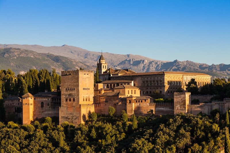 Elle nait dans le Royaume de Grenade au sein d’une éminente famille musulmane d’origine maroco-andalouse au service des Idrissides. Lors de la Reconquista, sa famille s’enfuit au Maroc et fonde la ville de Chefchaouen.