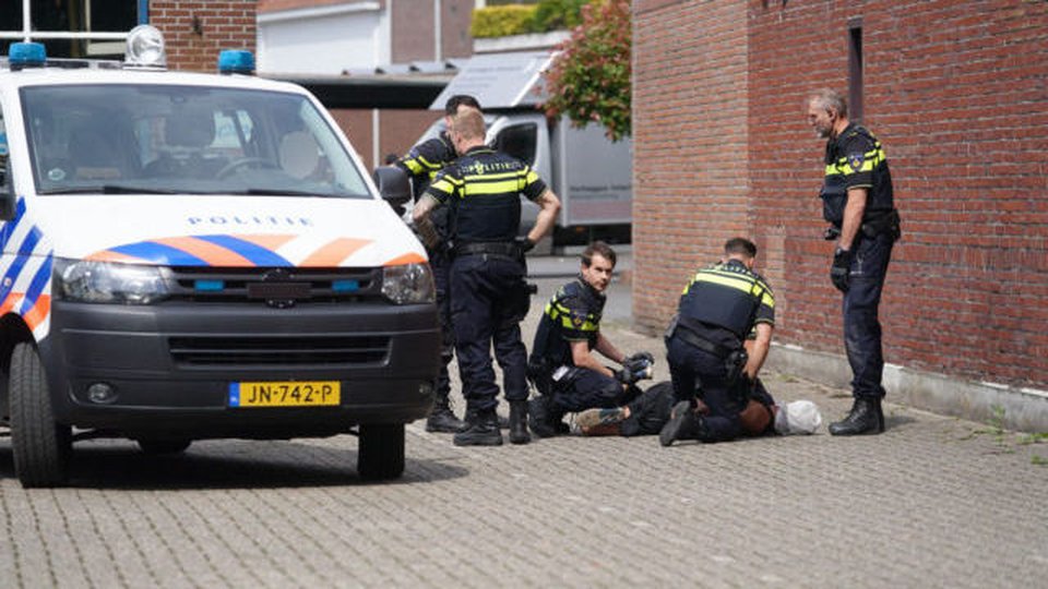 Man scheldt naar politie en verzet zich tijdens arrestatie:..
