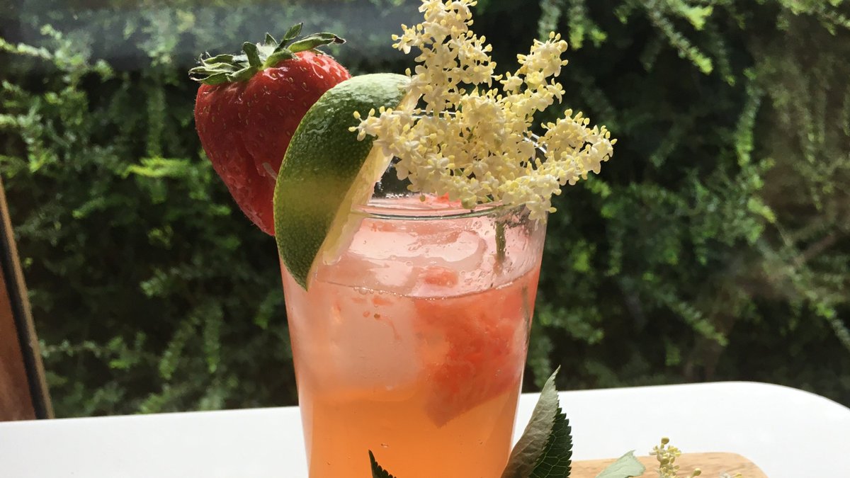 BinyonRenee's tweet image. Fabulous cocktail masterclass with Jamie @TheCocktailServ kicking off #ff15soar in style! #fastforward15 #girlsrocklondon