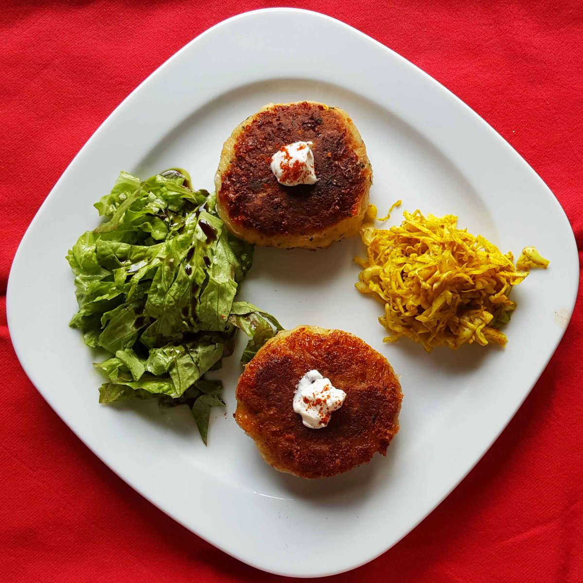MikeKocht's tweet photo. #Knödel #Twooking: #Kaspressknödel sind nicht nur #Suppeneinlage
Mit einem oder sogar 2 Salaten durchaus auch eine #vegetarische Hauptspeise
Eigentlich mehr #Laibchen als #Knödel und dann auch noch gebraten .... ;-)
https://t.co/ZWMlBCfduS https://t.co/0Pm2FG9Tqi
