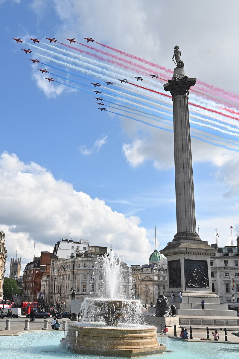 JustinTallis's tweet photo. The Red Arrows &amp; French Air Force Aerobatic Team, La Patrouille de France, fly-past over Trafalgar Square &amp; Nelson's Column in London. #raf #macron #flypast #london #royalairforce #lapaf https://t.co/1BpVfDjsYo