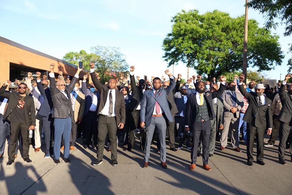 _FlowJackson_'s tweet photo. Black men of Milwaukee marching in power, numbers, and SUITS. I love this so much more than you think. #BLM #BlackLivesMatter #BLMprotest #Milwaukeeprotest #BlackLivesMattters 

https://t.co/gDaTV3BzUf https://t.co/bqRSxkeOUw