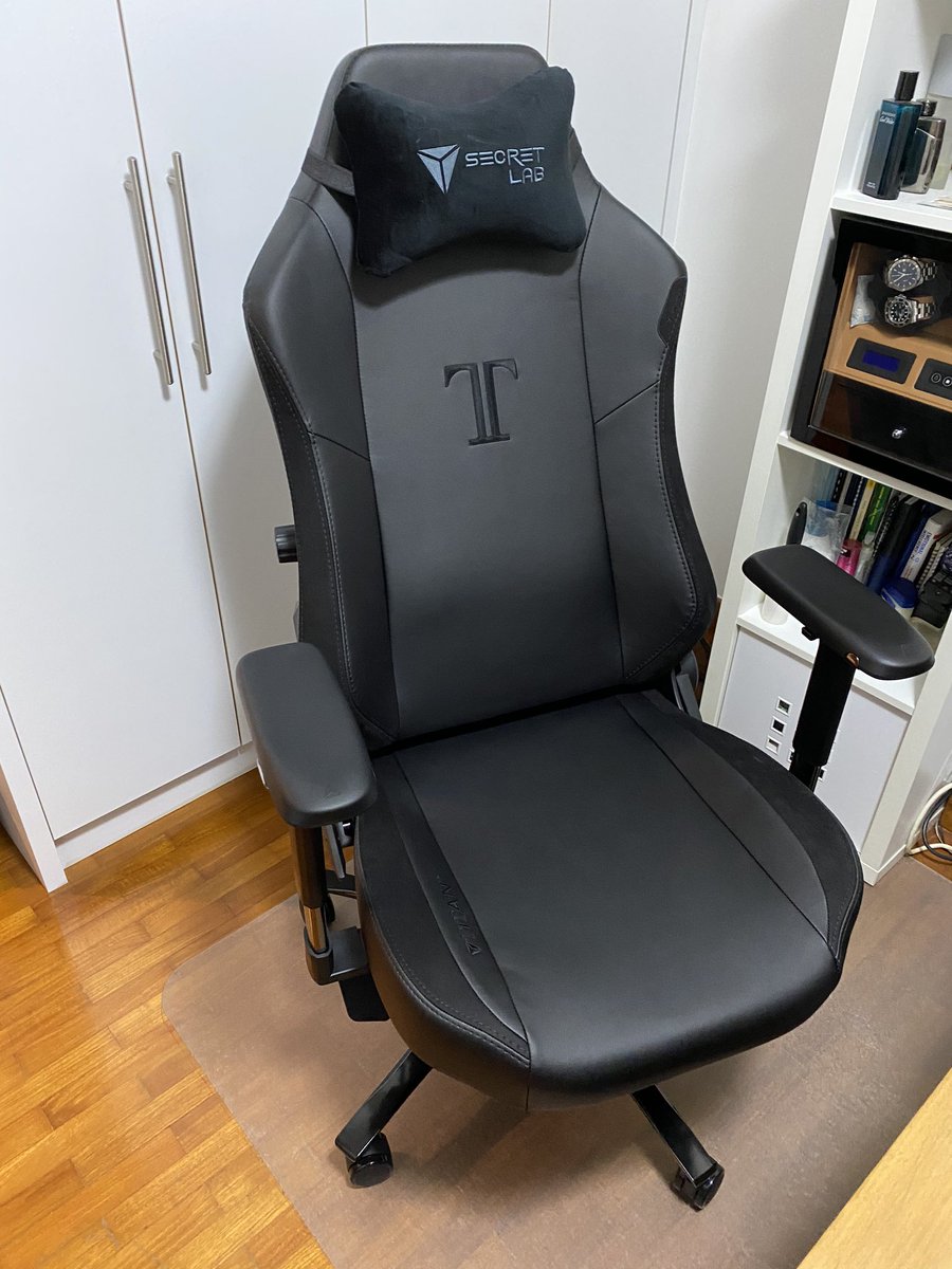 AhEue's tweet photo. My new #secretlab chair. Super comfortable I’m loving it https://t.co/tkPBvxDrTT