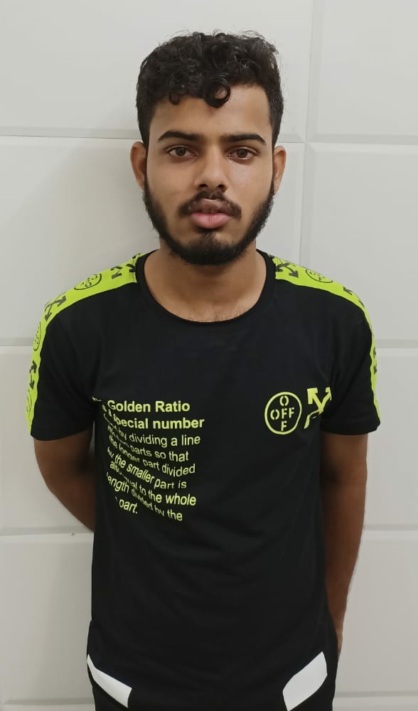 surajojhaa's tweet image. .@MumbaiPolice have arrested Mobin Shaikh,20 for posing as an officer of @mybmc and #extorting Rs 50K from a Santacruz #bizman. He has threatened many #shopkeepers of coercive action for violating #lockdown and extorted them. @htTweets @HTMumbai #Covid_19