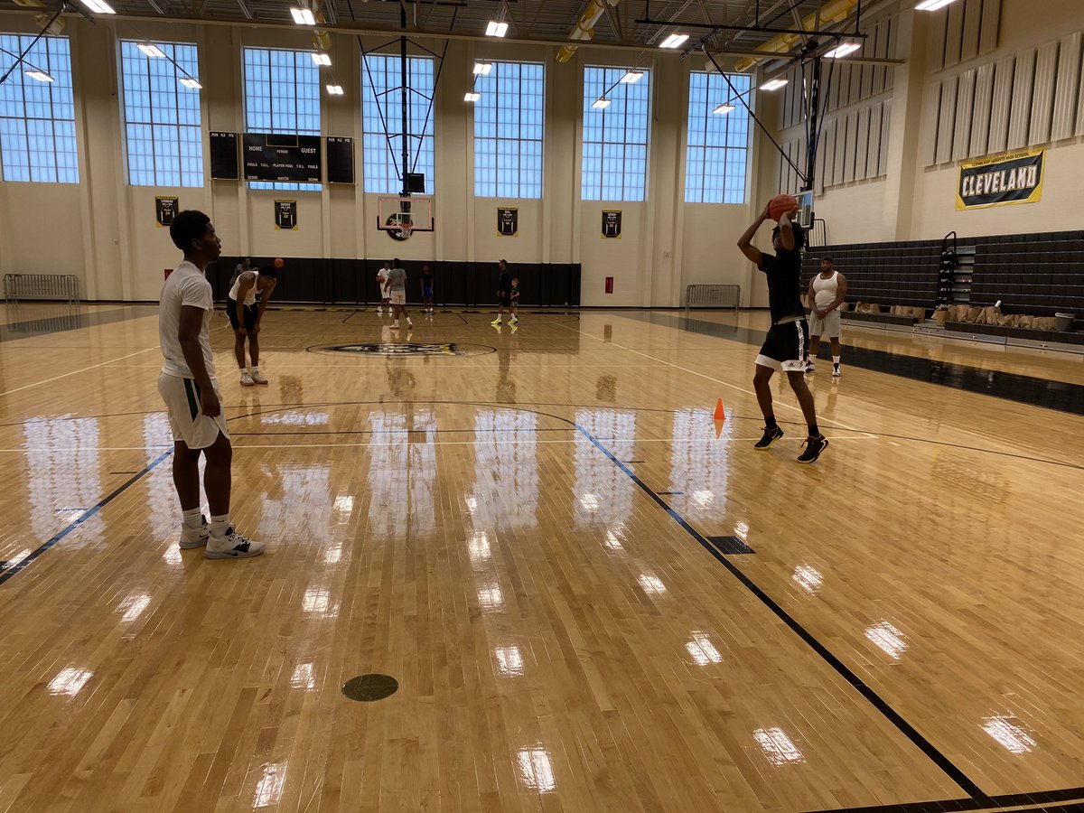 Headed north and it got busy. First stop in the NEO area was at Cleveland Heights High School to see  @ej_farmer.One of the best scorers and finishers in the area. He holds offers from most MAC programs and is preparing for a standout senior season.  #ScoopOnHoops.