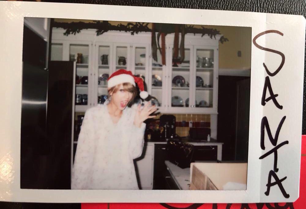 taylor used to mail personalized polaroids to fans of the years and they’re so cute so here’s thread 