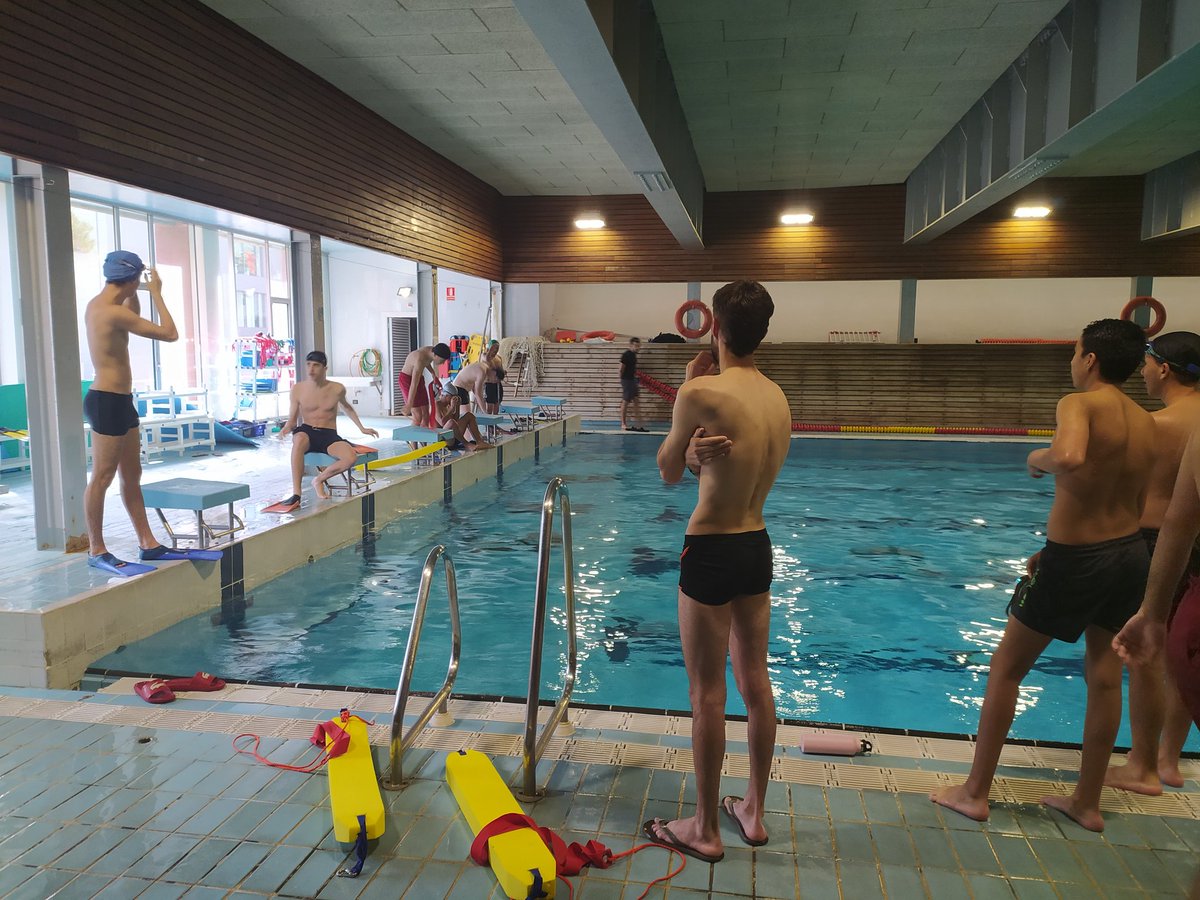 Tot va tornant a la normalitat.#Fase3
Acabant el cicle formatiu de salvament i socorrisme @salvaments per poder assolir les competències en salvament aquàtic en piscines <a href="/InsJoanot/">INS Joanot Martorell</a> <a href="/esportcat/">Esports</a> <a href="/esportius/">esportius</a> . Tots ells aconseguiran el #Ropec per treballar aquest estiu #Covid_19