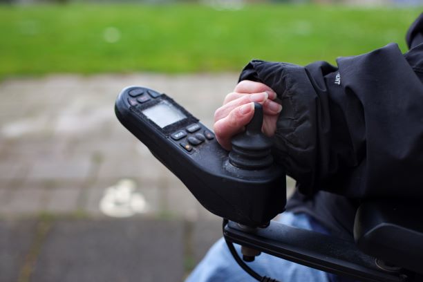 ClientenbelangA's tweet photo. We zijn op zoek naar mensen die handen en vingers niet kunnen gebruiken en ervaring hebben met ondersteunende technologie.  We gaan graag in gesprek!  https://t.co/seJu8c38tn https://t.co/hcMi7mpsLb