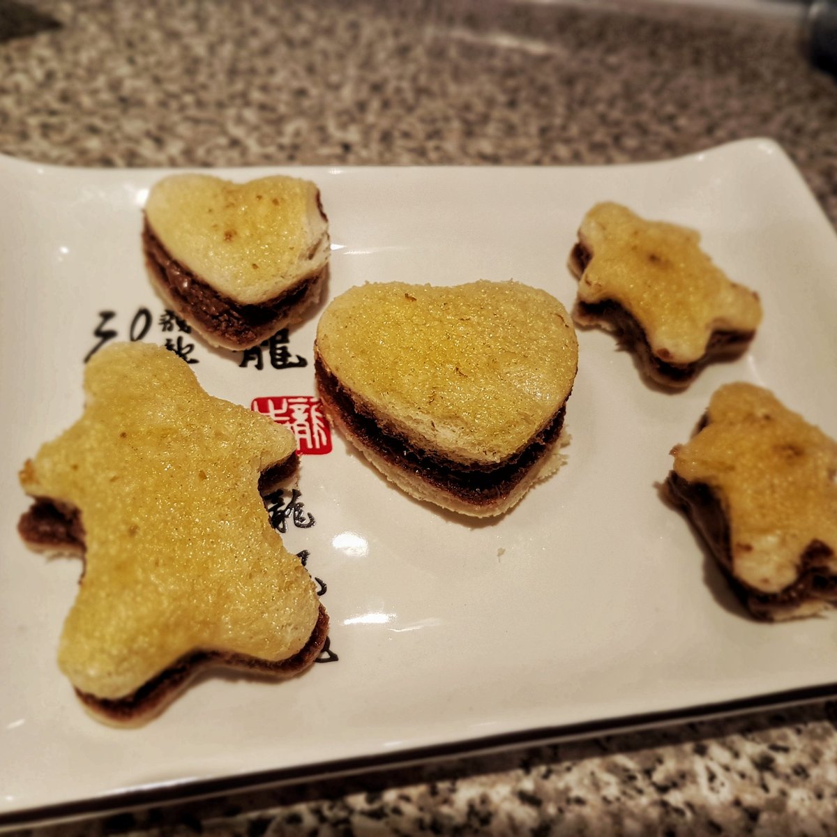 Galletas de pan molde y nocilla 😍
Son facilísimo de preparar, sólo tienes que untar el pan de molde con nocilla, cortarlo con formas o darle forma con el cuchillo. Los metemos en el horno con un poco de huevo arriba y los dejamos hasta que se doren ¡Y listo! A comerrrr🤤