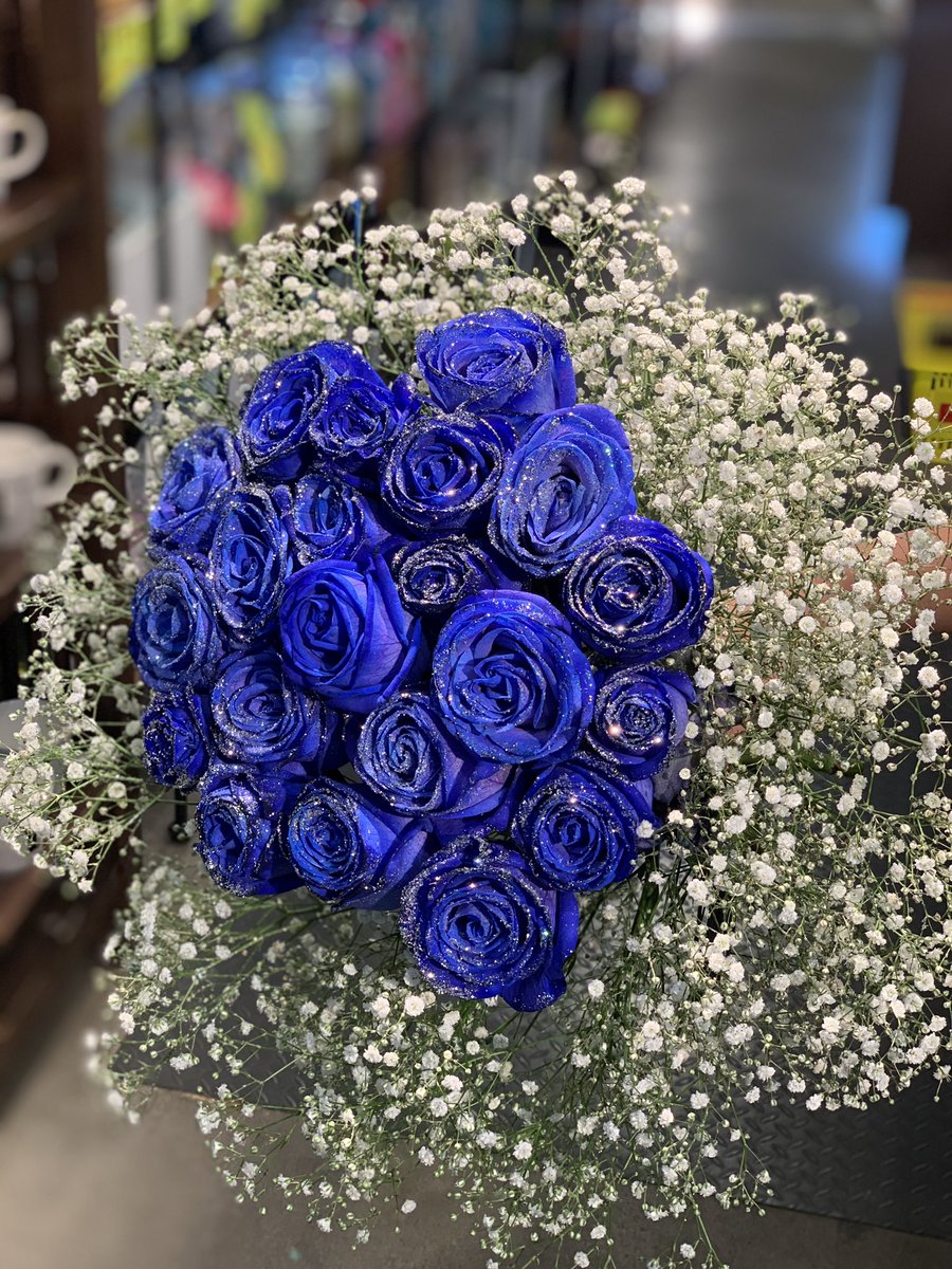 ローズショップ 青いバラ21本の花束 キラキラ青いバラ本に1本の青いバラを中央に配置 気持ちを花で表現したいというお客様のご希望です 21歳の誕生日プレゼント 21本のバラには 真実の愛 という意味があります T Co uc19csni T Co