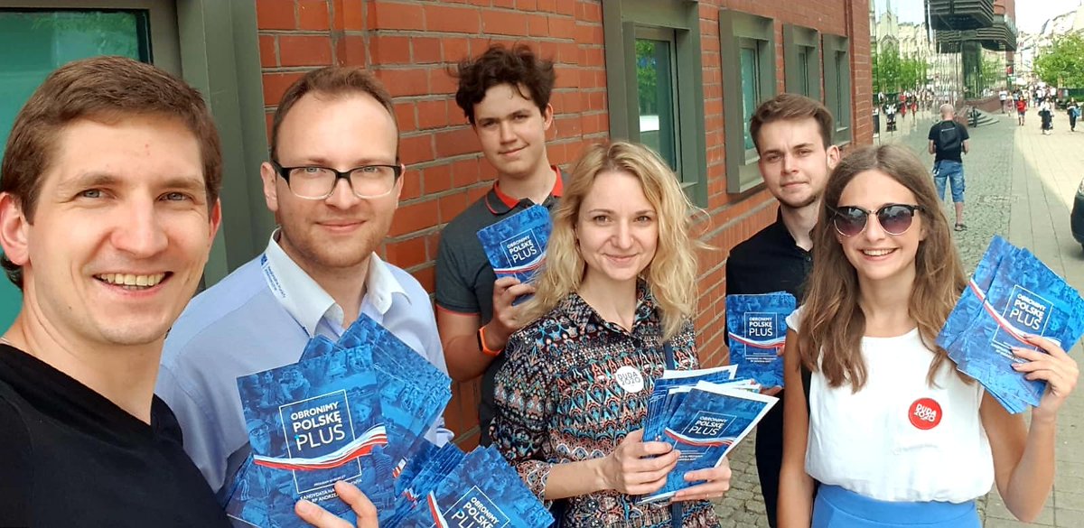 poznan_pisorgpl's tweet photo. Dziś kolejny piękny dzień kampanii wyborczej! 👍 Poznaniacy chętnie odbierali materiały z programem wyborczym Prezydenta RP @AndrzejDuda, czuć naprawdę dobry klimat! 💪 Jest wiara w zwycięstwo już w I turze! ❗️#PlanDudy #PracaNieKłótnie #PrezydentPolskichSpraw 🇵🇱 https://t.co/DWtoFv0aFz