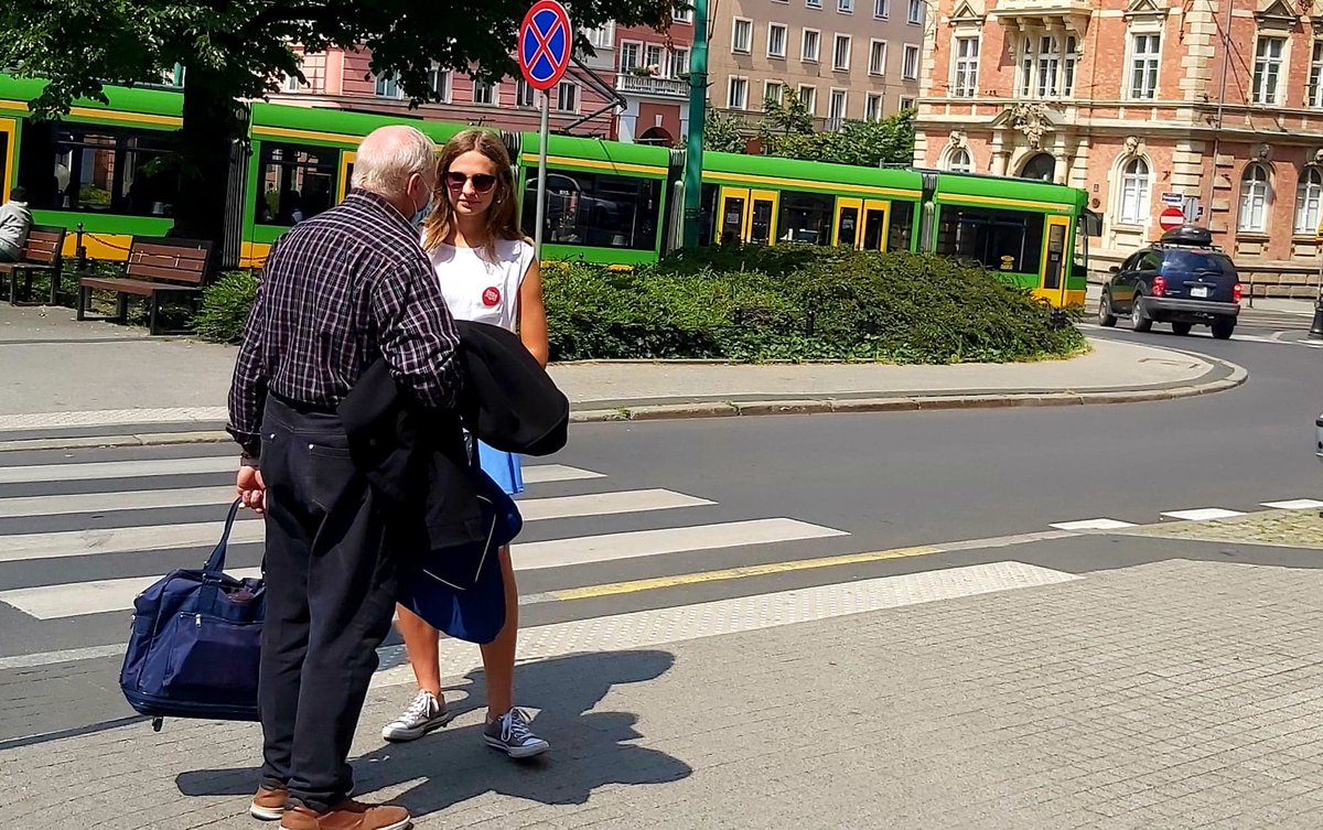 poznan_pisorgpl's tweet photo. Dziś kolejny piękny dzień kampanii wyborczej! 👍 Poznaniacy chętnie odbierali materiały z programem wyborczym Prezydenta RP @AndrzejDuda, czuć naprawdę dobry klimat! 💪 Jest wiara w zwycięstwo już w I turze! ❗️#PlanDudy #PracaNieKłótnie #PrezydentPolskichSpraw 🇵🇱 https://t.co/DWtoFv0aFz