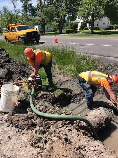 NYSDOTBuffalo's tweet photo. The Drainage Team from our Niagara County maintenance residency work on drainage improvements at Route 429 and Walck Road in the town of Wheatfield https://t.co/y6facOYiHB