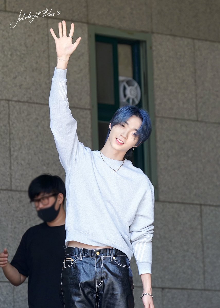yuripark_941228's tweet photo. 200616 ASC💜
⠀
힘차게 출근🏃‍♂️🏃‍♂️🏃‍♂️하고 하트 뿅뿅❤
손에 가득 들고 온 저것의 정체는 대체 뭘까요?🤔궁금..
⠀
#유리 #박유리 #yuri #parkyuri #パクユリ #Юрий #ASC https://t.co/835zzRHnT7