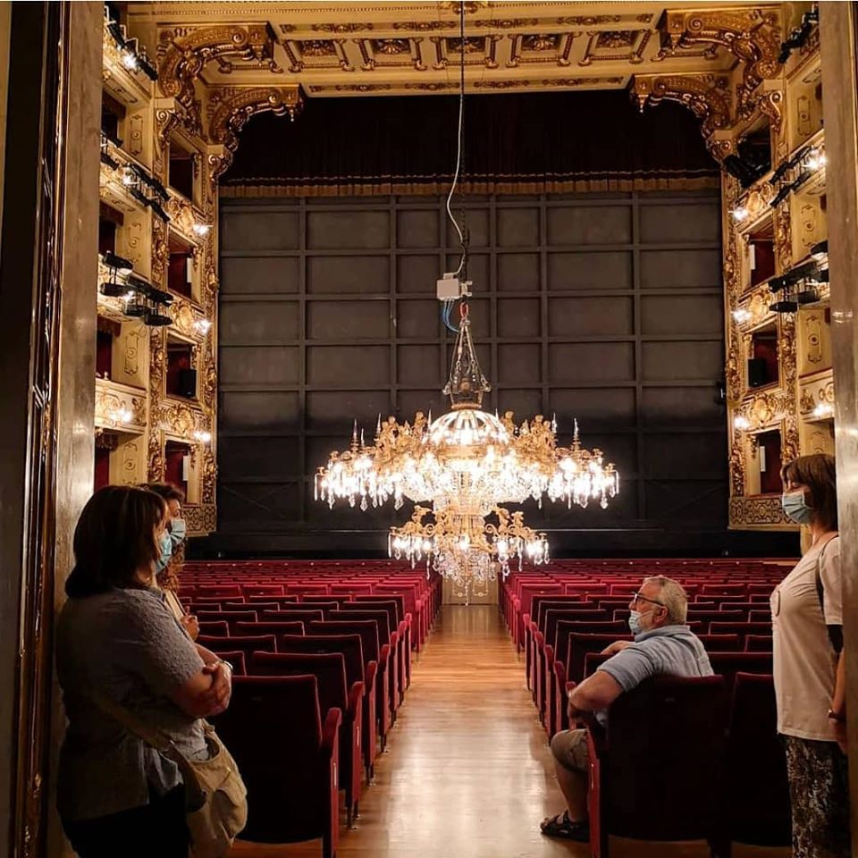 RegioParma's tweet photo. Welcome back! 💫
Ecco i primi ospiti di questa mattina durante la visita guidata nella sala del Teatro Regio di Parma, dove hanno trovato ad accoglierli un'inaspettata, brillante sorpresa...

#teatroregioparma #visitRegio #reopening https://t.co/dzi3xHBIJ5