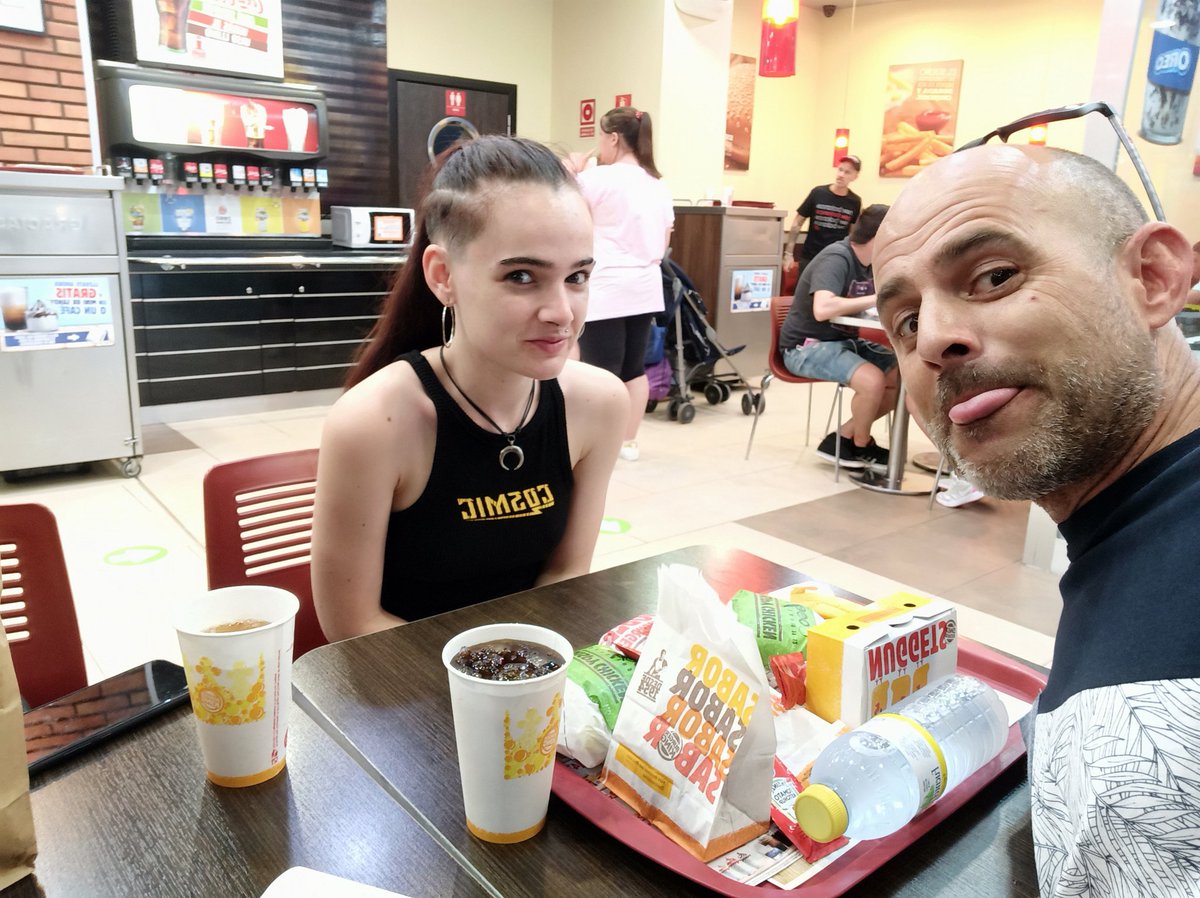 capdecoco's tweet photo. Hoy tocaba ITV y de compras toooooda la mañana con Ainhoa 😍😍😍 #papiFeliz https://t.co/96LOI0y35d