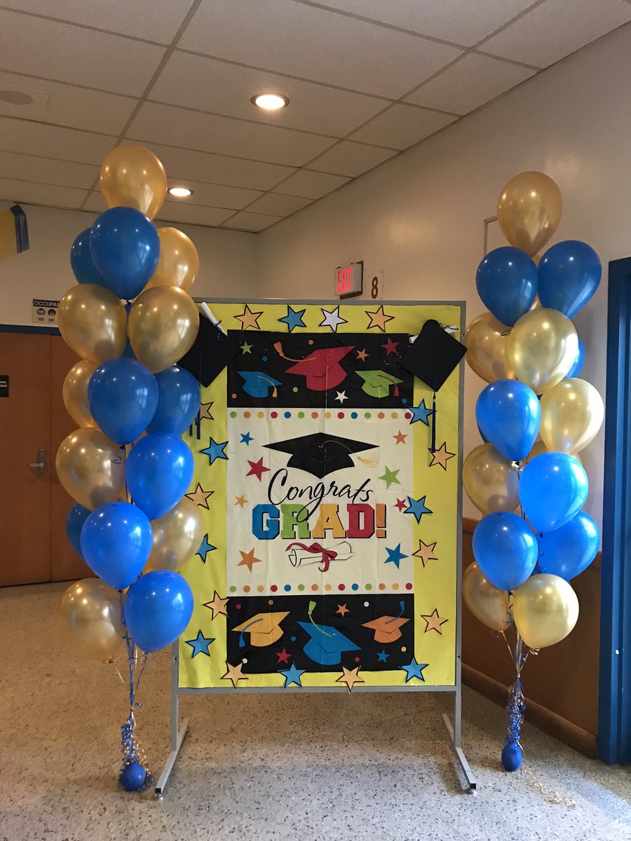 lawrenceparkci's tweet photo. LPCI is ready today to greet our Graduating Class of 2020!!! #LPCI #TDSB @shelleylaskin @Flahat https://t.co/m7KMIOt9Hx