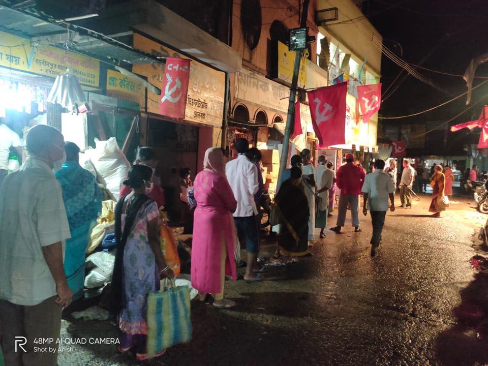 CPIM_WESTBENGAL's tweet photo. Peoples kitchen rolls on at Nilpur East Burdwan. Free meals are being served to people reeling under the burden of #Lockdown. Our Comrades are tirelessly helping out the people across the Bengal in the fight against Covid19 and #AmphanCyclon
#RedVolunteers https://t.co/X1P0hF3r5L