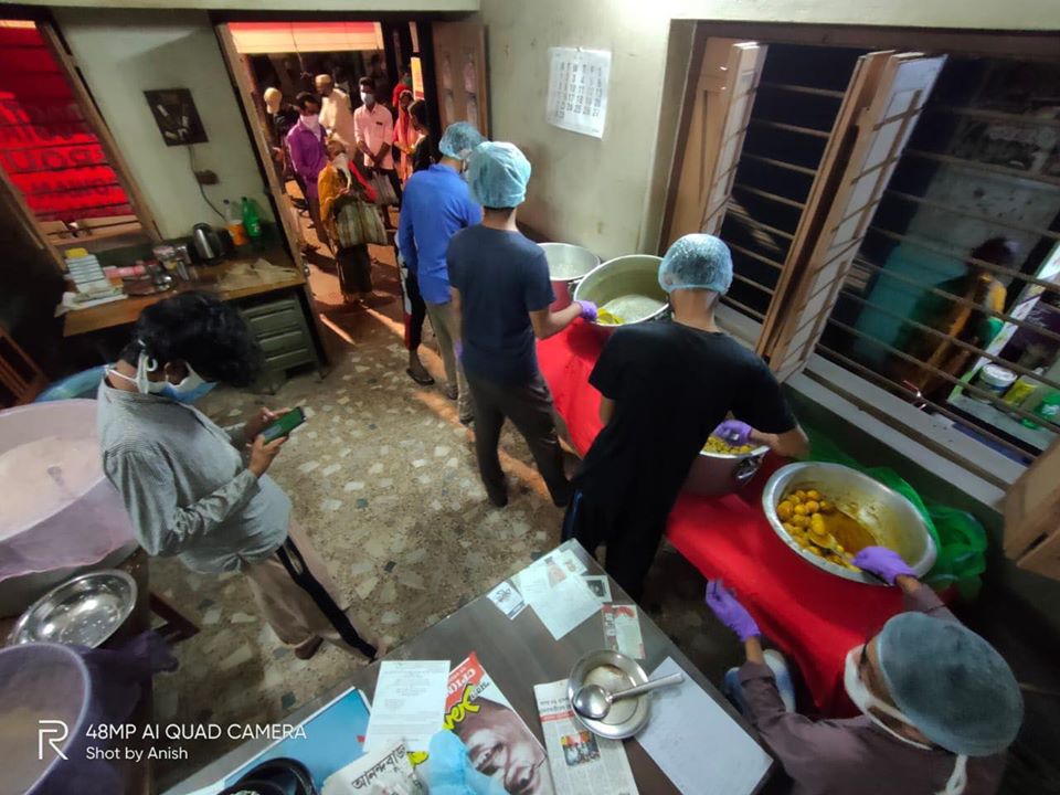 CPIM_WESTBENGAL's tweet photo. Peoples kitchen rolls on at Nilpur East Burdwan. Free meals are being served to people reeling under the burden of #Lockdown. Our Comrades are tirelessly helping out the people across the Bengal in the fight against Covid19 and #AmphanCyclon
#RedVolunteers https://t.co/X1P0hF3r5L