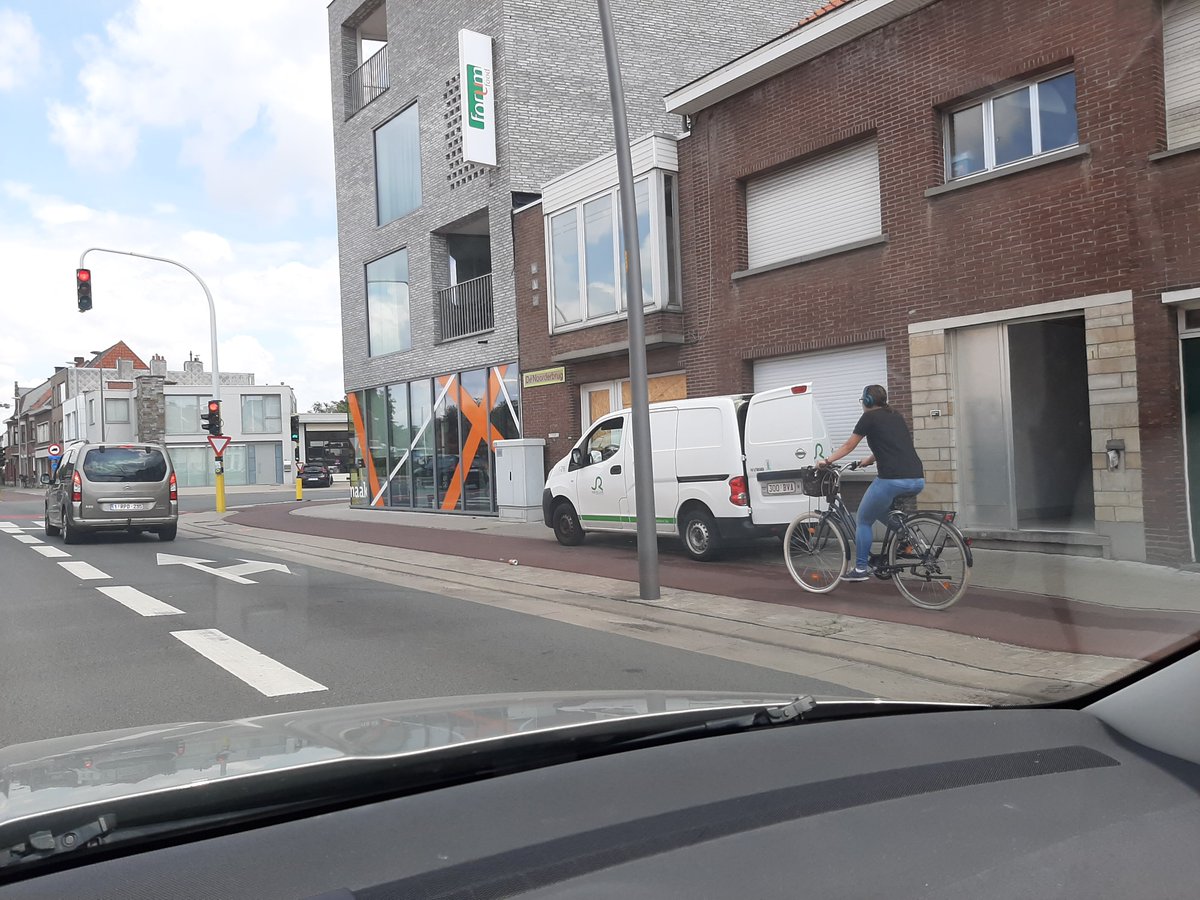 FiliepManhaeve's tweet photo. @GrietCoppe terug info. Men staat er op het voetpad en fietspad . Geen reclame voor de stad. Gr Filiep https://t.co/AcwwjXh8Rz